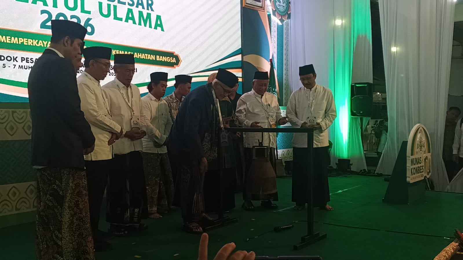 Detik-detik KH Miftachul Akhyar Tabuh Kenteng Bekas Bom Pembukaan Munas Konbes di Kediri