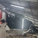 Sopir Ngantuk, Mobil Pikap Hantam Teras Toko di Jombang Sampai Roboh