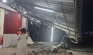Sopir Ngantuk, Mobil Pikap Hantam Teras Toko di Jombang Sampai Roboh
