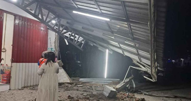 Sopir Ngantuk, Mobil Pikap Hantam Teras Toko di Jombang Sampai Roboh