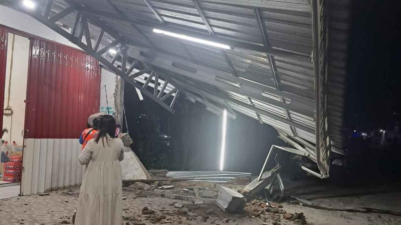 Sopir Ngantuk, Mobil Pikap Hantam Teras Toko di Jombang Sampai Roboh
