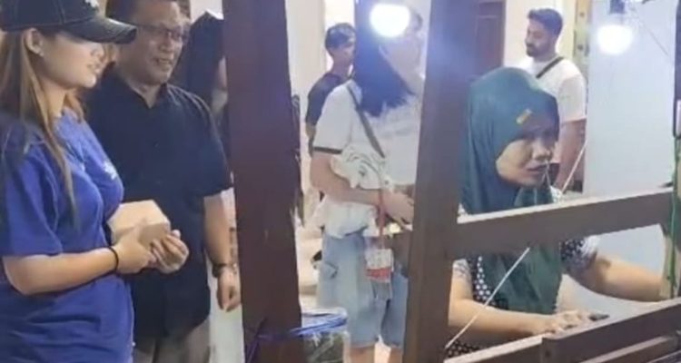 Kesan Mahasiswa Taiwan Melihat Produksi Tenun Ikat Kediri, Keren dan menarik!
