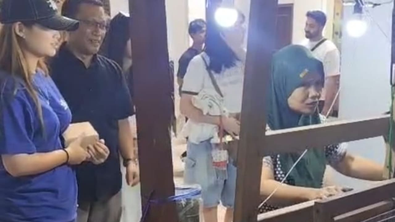 Kesan Mahasiswa Taiwan Melihat Produksi Tenun Ikat Kediri, Keren dan menarik!