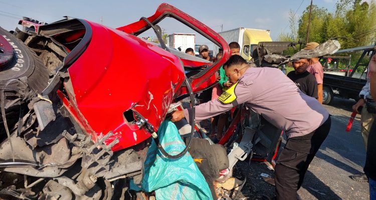 1001995284 Truk Boks Tertabrak Kereta Api di perlintasan sebidang di Nganjuk, Pengemudi Tewas