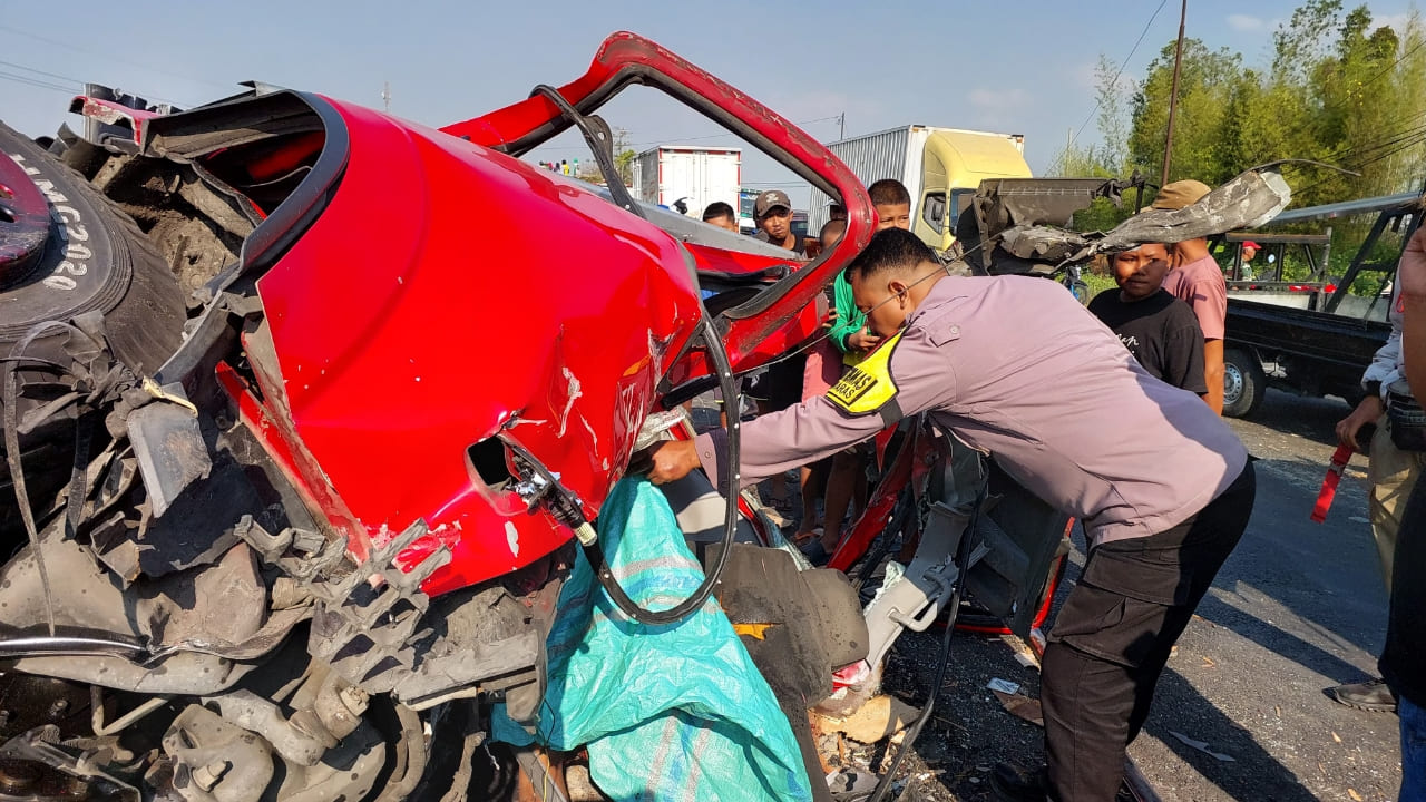 Truk Boks Tertabrak Kereta Api di perlintasan sebidang di Nganjuk, Pengemudi Tewas