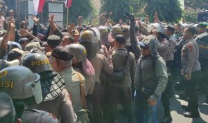Demo bentrok petani spsi Tegang! Demo Petani Lereng Gunung Kelud dan SPSI di Depan Perhutani Kediri Nyaris Bentrok