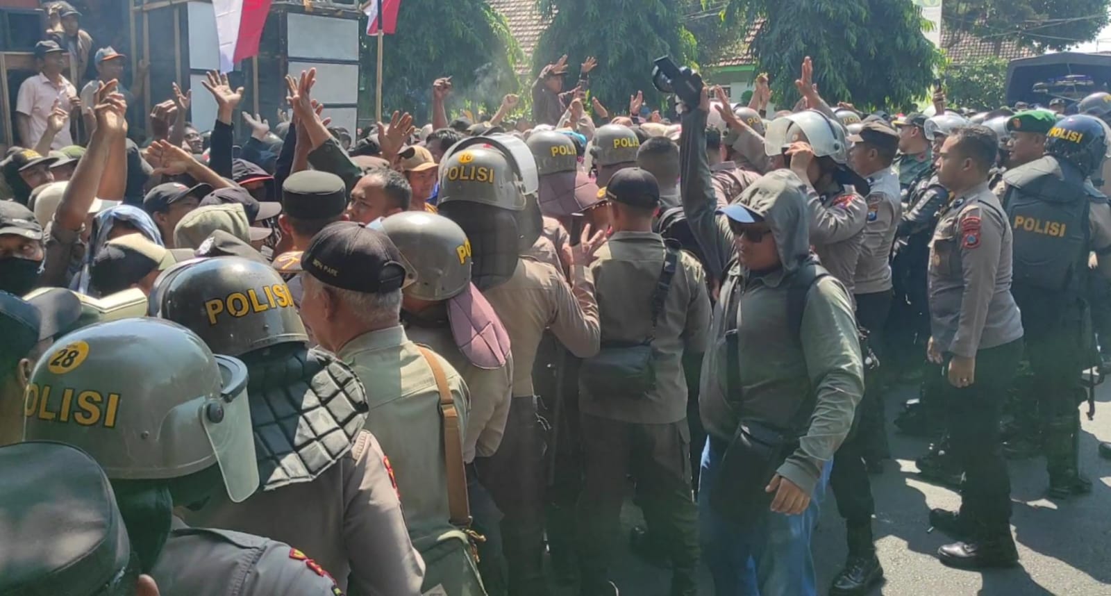 Tegang! Demo Petani Lereng Gunung Kelud dan SPSI di Depan Perhutani Kediri Nyaris Bentrok