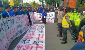 Ratusan Mahasiswa Kediri Demo di Kantor Pemkab, Soroti Empat Isu Strategis Daerah