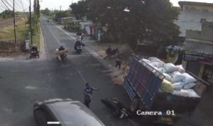 Boncengan Motor, Suami Tewas Istri Luka-luka Ditabrak Truk di Jombang
