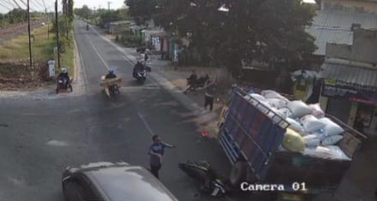 Boncengan Motor, Suami Tewas Istri Luka-luka Ditabrak Truk di Jombang