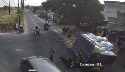 Boncengan Motor, Suami Tewas Istri Luka-luka Ditabrak Truk di Jombang