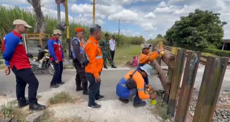IMG-20260722-WA0047 Demi Keselamatan, Perlintasan Liar Jalur Kereta Api di Kediri Ditutup