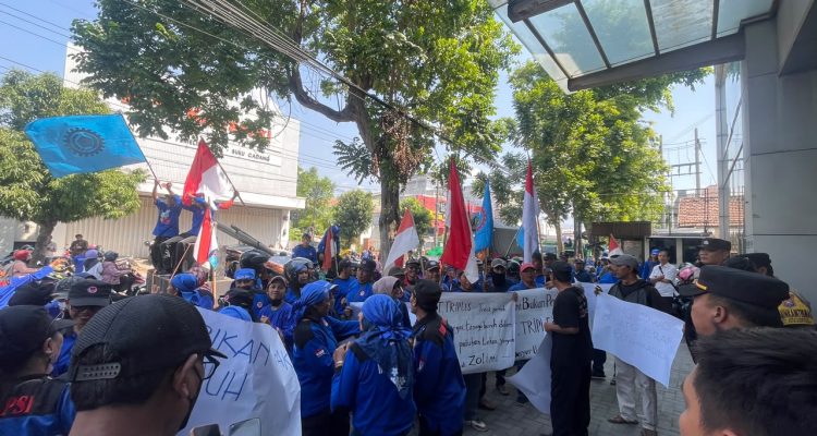 IMG-20260730-WA0005 Wadir RS Aura Syifa Kediri di PHK, Ratusan Pekerja Kesehatan Protes