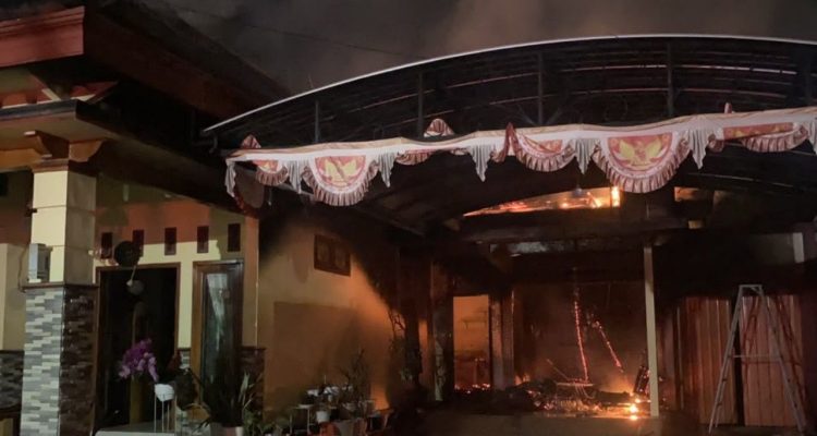 Kebakaran rumah di plosokaten kediri Diduga Dibakar Mantan Suami, Rumah di Plosoklaten Kediri Hangus Terbakar