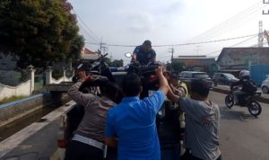 Kecelakaan 2 Motor di Jombang: PCX Terjun ke Sungai, NMAX Hantam Tembok