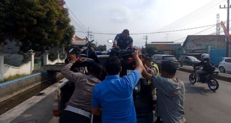 Kecelakaan 2 Motor di Jombang: PCX Terjun ke Sungai, NMAX Hantam Tembok
