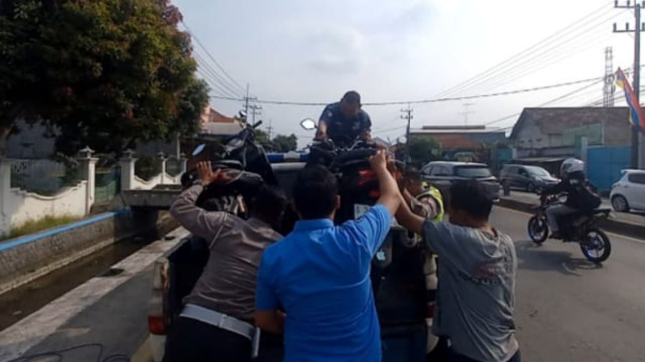 Kecelakaan 2 Motor di Jombang: PCX Terjun ke Sungai, NMAX Hantam Tembok