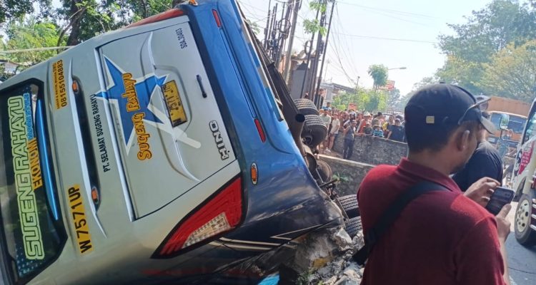 Kecelakaan di Nganjuk, Bus Sugeng Rahayu Adu Banteng Dengan Dump Truk, 4 Orang Luka