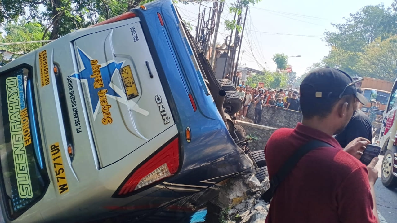 Kecelakaan di Nganjuk, Bus Sugeng Rahayu Adu Banteng Dengan Dump Truk, 4 Orang Luka