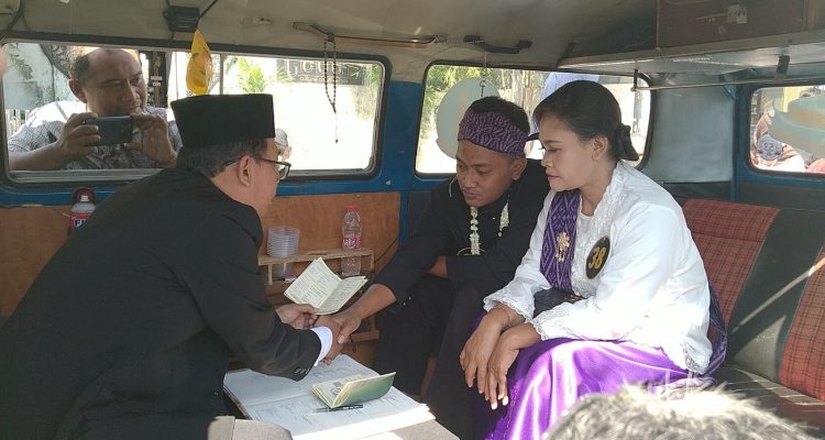 Kediri Cetak Rekor MURI, 53 Pasangan Menikah Serentak di Dalam VW Kombi