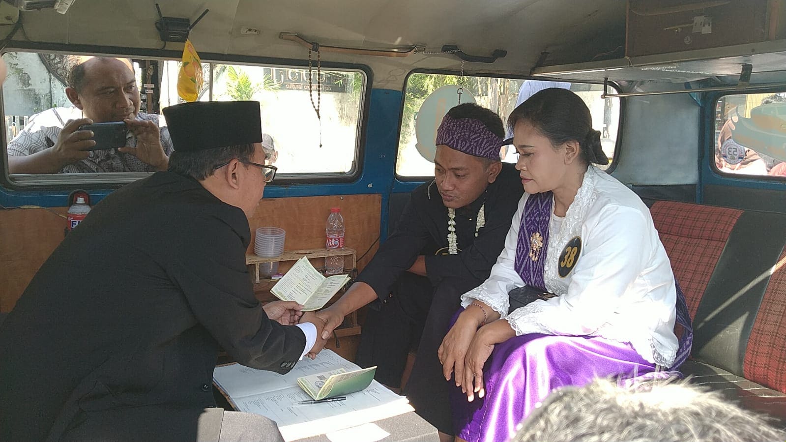 Kediri Cetak Rekor MURI, 53 Pasangan Menikah Serentak di Dalam VW Kombi