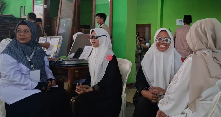 Refraksi Mata 750 Santri Penghafal Al-Quran di Jombang dan Pemberian Kacamata Gratis