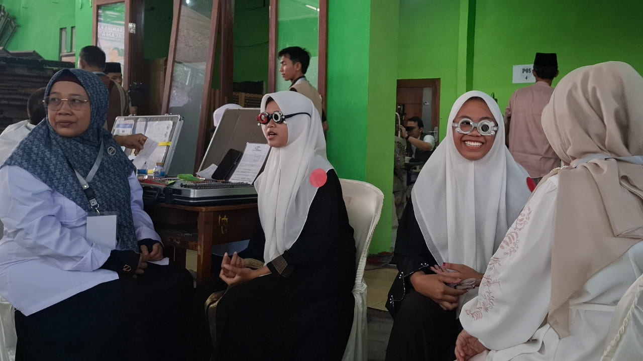 Refraksi Mata 750 Santri Penghafal Al-Quran di Jombang dan Pemberian Kacamata Gratis