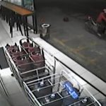 Terekam CCTV, Pencuri Bawa Kabur Sepeda Motor Karyawan Minimarket di Jombang