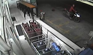 Terekam CCTV, Pencuri Bawa Kabur Sepeda Motor Karyawan Minimarket di Jombang