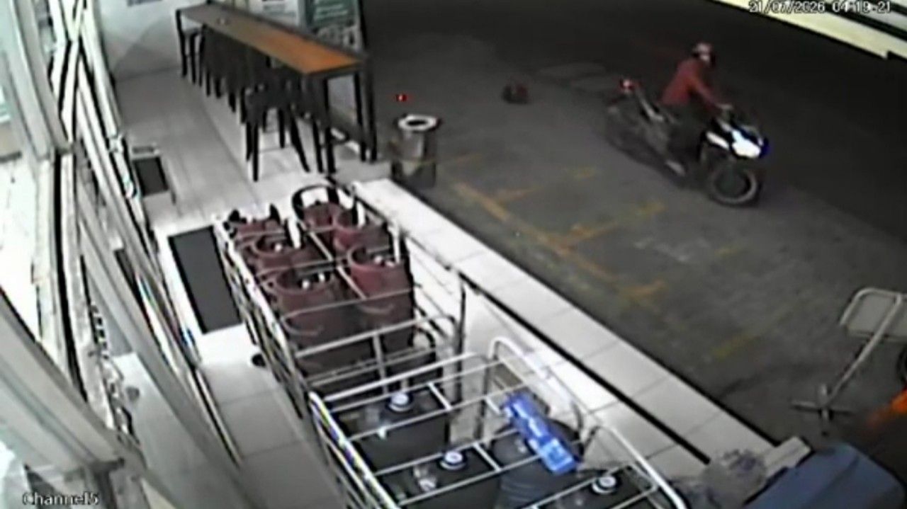 Terekam CCTV, Pencuri Bawa Kabur Sepeda Motor Karyawan Minimarket di Jombang