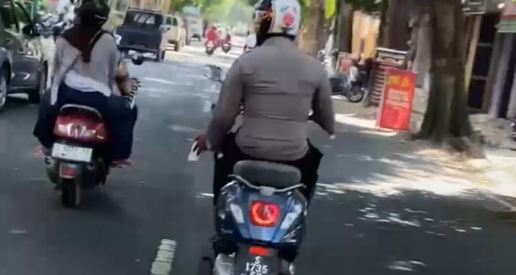 Disorot! Oknum Polisi Diduga Asyik Merokok di Atas Motor Diduga Milik ASN Kejaksaan Tuban