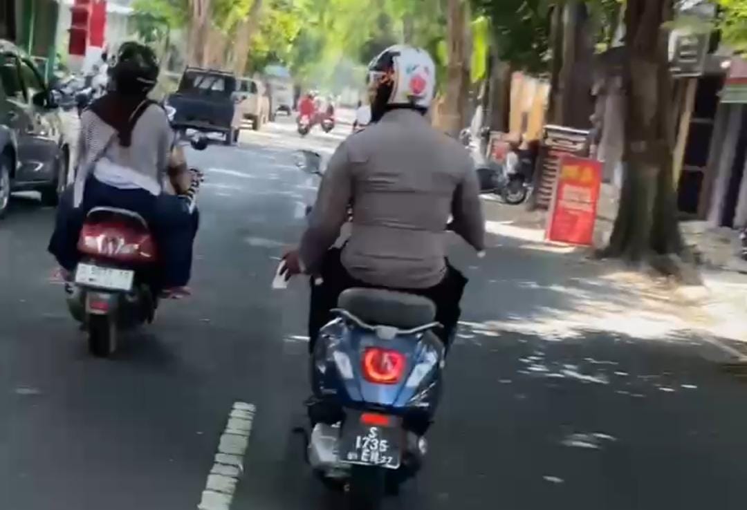 Disorot! Oknum Polisi Diduga Asyik Merokok di Atas Motor Diduga Milik ASN Kejaksaan Tuban