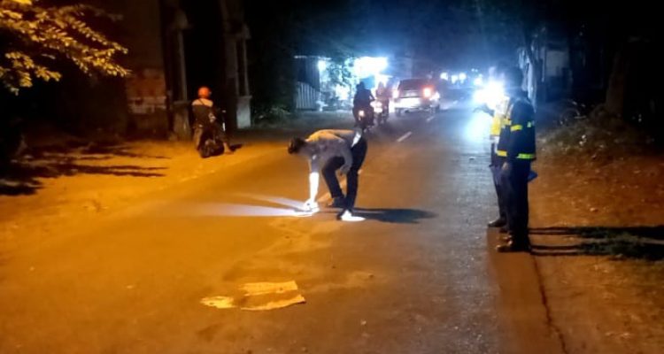 Tragis! Pemotor di Jombang Tewas Tabrak Combine Harvester Dimuat Truk