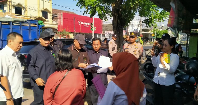 Sidang PS Hakim Kota Kediri Sidang Sengketa Lahan Penjual Rujak di Kediri: Hakim Cek Lokasi, Kuasa Hukum Keberatan Ini