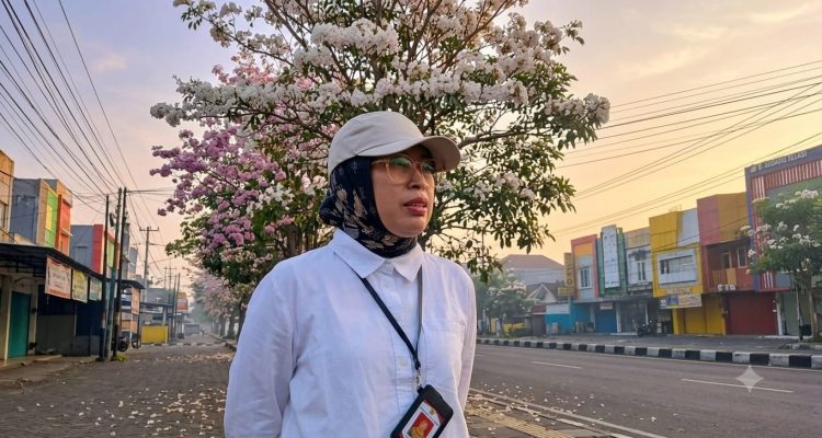 Bunga Tabebuya Mulai Bermekaran, Percantik Sejumlah Ruas Jalan di Kota Kediri