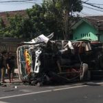 Truk terguling Hilang Kendali, Truk Terguling Hingga Ringsek di Ngasem Kediri, Sopir Luka Kaki