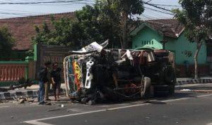 Hilang Kendali, Truk Terguling Hingga Ringsek di Ngasem Kediri, Sopir Luka Kaki