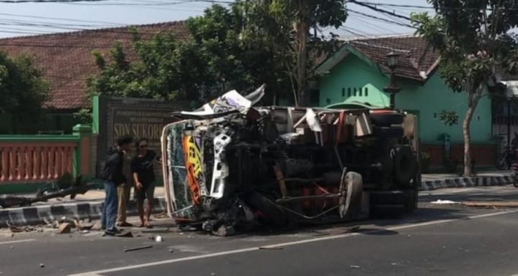 Hilang Kendali, Truk Terguling Hingga Ringsek di Ngasem Kediri, Sopir Luka Kaki