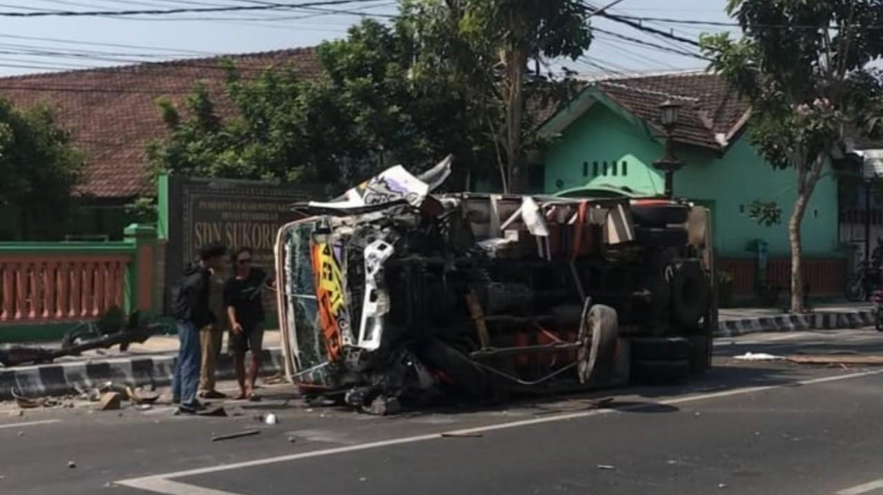 Hilang Kendali, Truk Terguling Hingga Ringsek di Ngasem Kediri, Sopir Luka Kaki