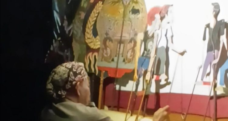 Wayangan di Kediri, Polisi Tampilkan Kisah Pagar Mangkok Lebih Kuat Daripada Tembok