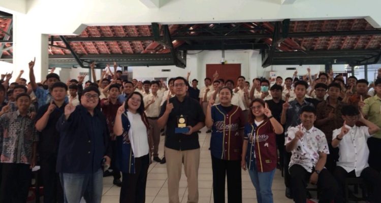 1002053497 PKM Unesa Latih Public Speaking Siswa Seminari Menengah St. Vincentius a Paulo Garum