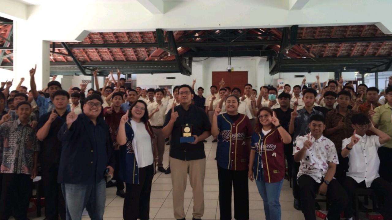 PKM Unesa Latih Public Speaking Siswa Seminari Menengah St. Vincentius a Paulo Garum