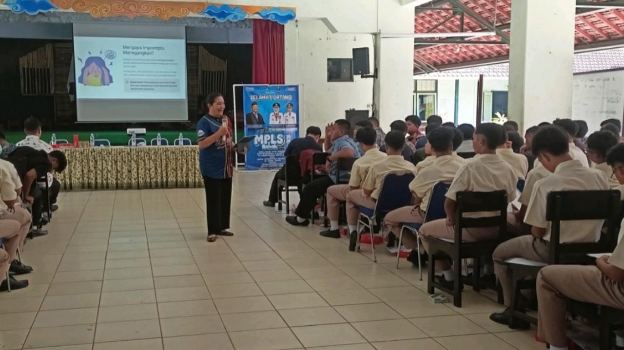 PKM Unesa Latih Public Speaking Siswa Seminari Menengah St. Vincentius a Paulo Garum