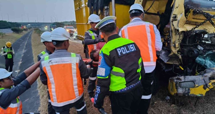 Kronologi Truk Muatan Ikan Tabrak Tronton di Tol Jombang Mojokerto, Sopir Tewas
