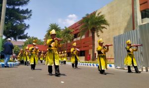 Hentakan Drum Semarakkan HUT ke-81 RI, Ribuan Siswa MI Meriahkan Parade di Kediri