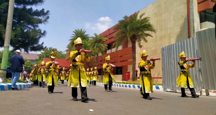 Hentakan Drum Semarakkan HUT ke-81 RI, Ribuan Siswa MI Meriahkan Parade di Kediri