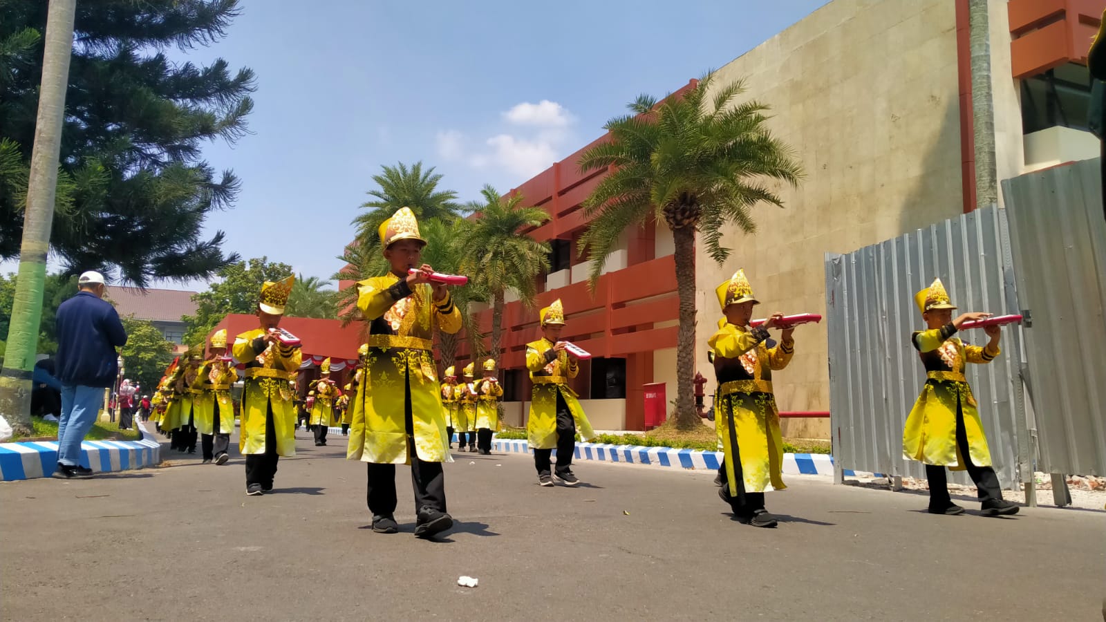 Hentakan Drum Semarakkan HUT ke-81 RI, Ribuan Siswa MI Meriahkan Parade di Kediri