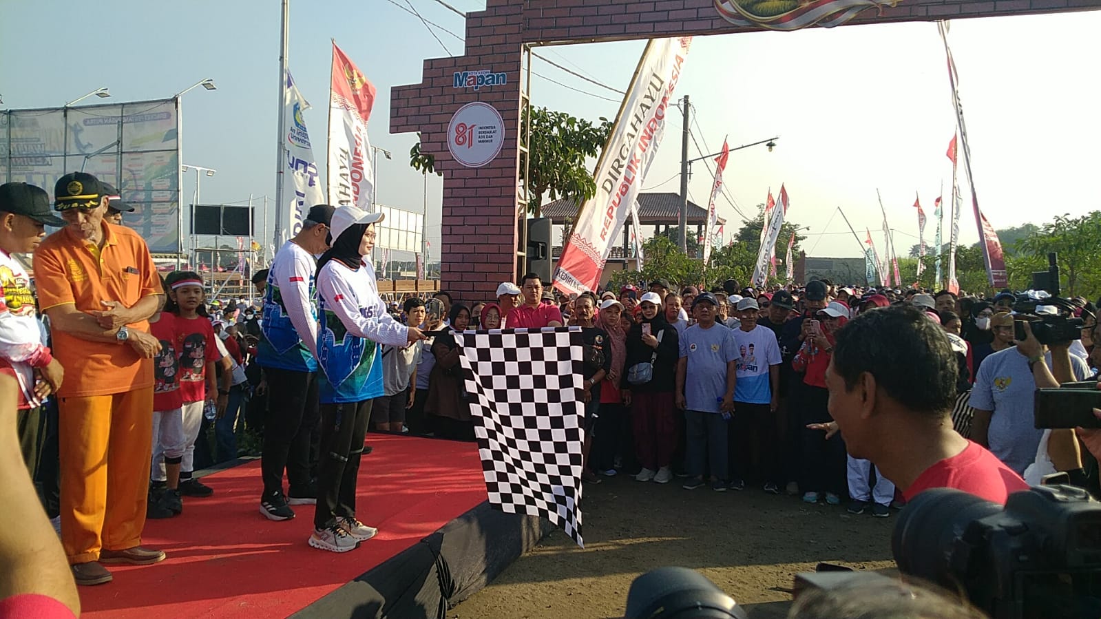 Ribuan Peserta Meriahkan Jalan Santai HUT ke-81 RI di Festival Omah Sawah Kediri