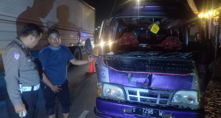 Brak! Truk Tabrak Elf Lalu Hantam Tronton di Jombang, Sopir Sempat Terjepit