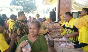 HUT ke-81 RI, Golkar Kediri Borong 200 Kg Telur dan Es Krim untuk Dibagikan ke Warga